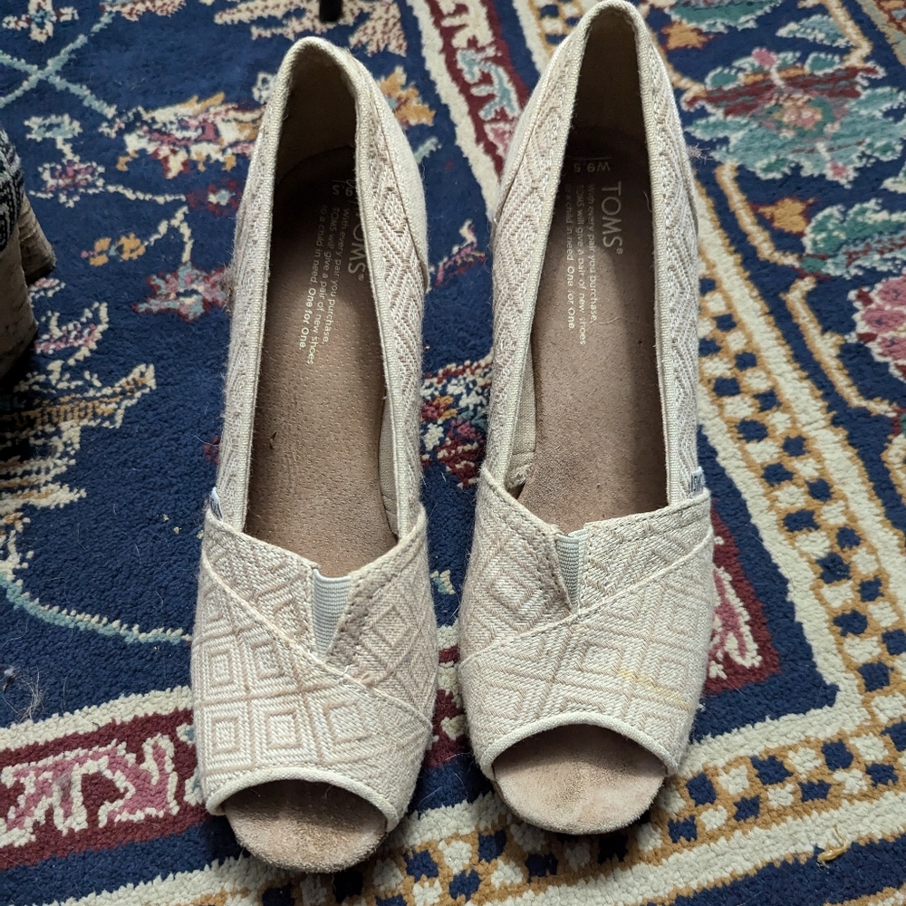 Tom's wedge heels